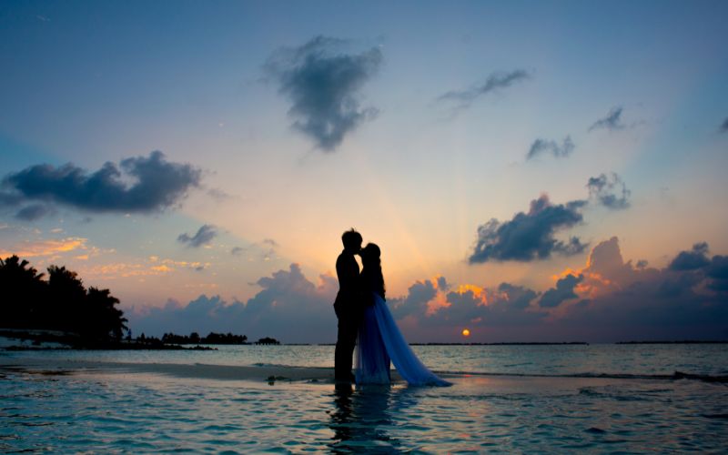 Sesja ślubna nad morzem – najpiękniejsze miejsca i cenne wskazówki